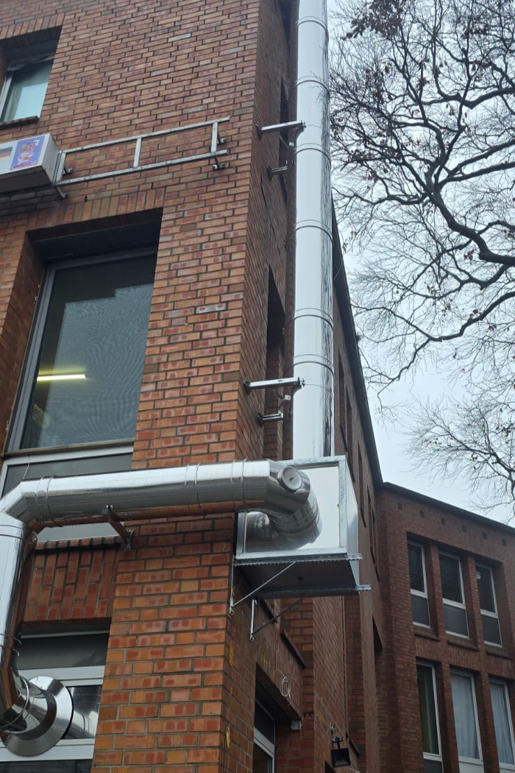 Komplettinstallation an der Außenfassade